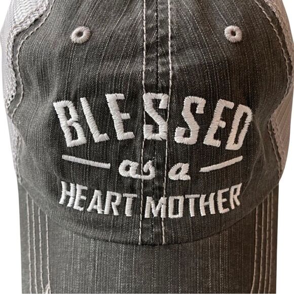 “Heart Mom” Embroidered Gray Trucker Cap • OSFM • NWOT - Picture 2 of 10